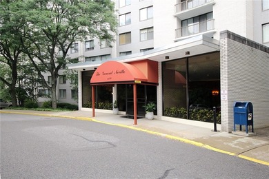 SOUGHT AFTER AND HARD TO FIND, 3 BEDROOM, 2 FULL BATH UNIT IN - photo 2