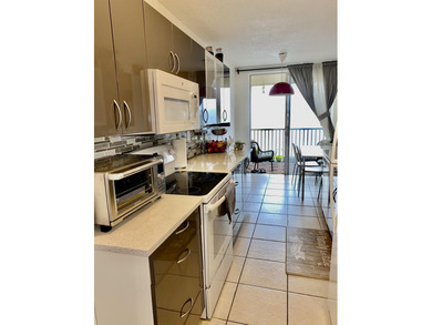 2 Bedroom 2 Bath 2 balconies, water front with a nice view, 2