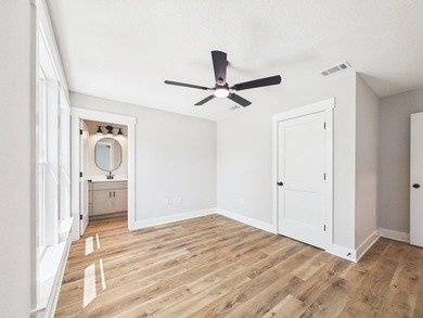 Welcome to 316 Boxer Ave in Niceville! This beautiful two-story - photo 23