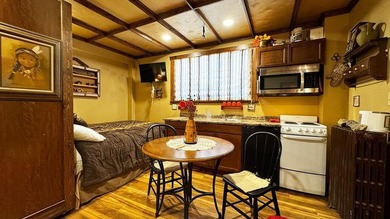 Retreat To Renowned Historic Bed & Breakfast, Vermilion Park Inn - photo 12