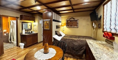 Retreat To Renowned Historic Bed & Breakfast, Vermilion Park Inn - photo 13