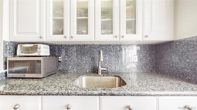 Welcome to this bright and inviting 1-bedroom, 1-bath corner - photo 12