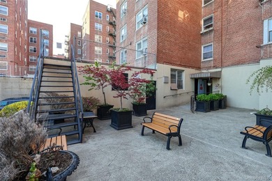 Welcome to this bright and inviting 1-bedroom, 1-bath corner - photo 18