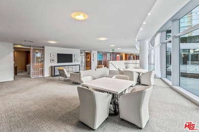 This highly sought-after 2-bedroom, 2.5-bathroom residence - photo 20