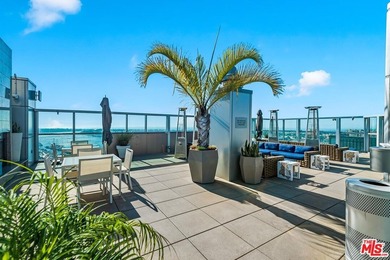 This highly sought-after 2-bedroom, 2.5-bathroom residence - photo 50