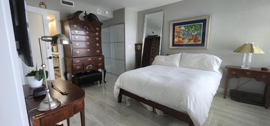 Walk into this top floor stunning remodeled spacious 2 bedroom 2 - photo 14