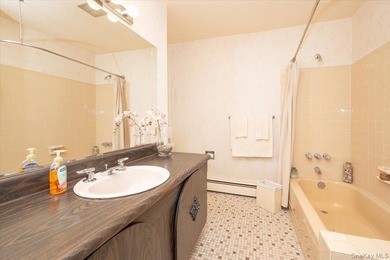 Beautiful Hi Ranch w/ all Large rooms including 4 Ample bedrooms - photo 14