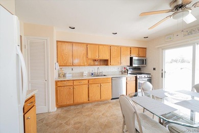 Beautiful Hi Ranch w/ all Large rooms including 4 Ample bedrooms - photo 19