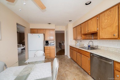 Beautiful Hi Ranch w/ all Large rooms including 4 Ample bedrooms - photo 20
