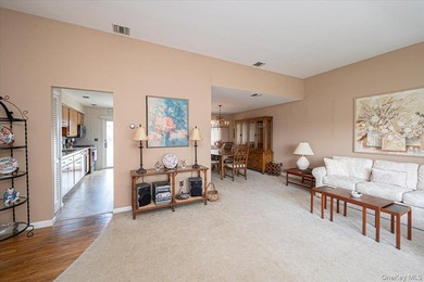Beautiful Hi Ranch w/ all Large rooms including 4 Ample bedrooms - photo 26