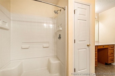 Adorable 3 bed 2 bath split floor plan, ranch styled home