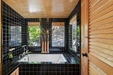 A great property with flexibility for families and friends to - photo 31