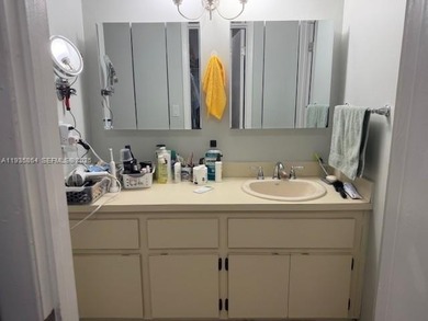 Beautiful updated apartment. Close to expressway and