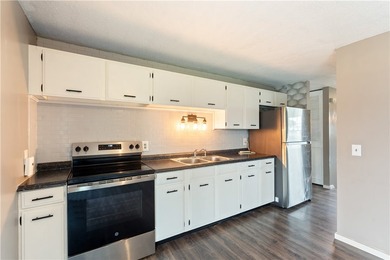 Welcome to 47 W Toulon Drive! This move-in ready 3-bedroom - photo 13