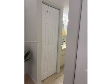 Beautiful updated apartment. Close to expressway and