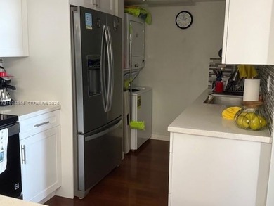 Beautiful updated apartment. Close to expressway and