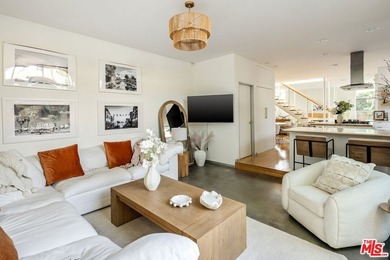 Modern Venice living with clean architectural lines and abundant - photo 11