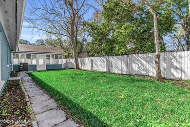 Seller is giving $5000 toward buyer closing cost This charming - photo 12