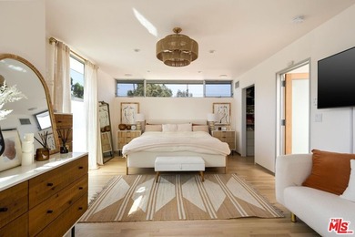Modern Venice living with clean architectural lines and abundant - photo 13