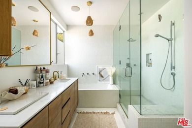 Modern Venice living with clean architectural lines and abundant - photo 14