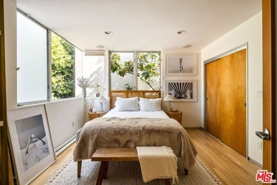 Modern Venice living with clean architectural lines and abundant - photo 16