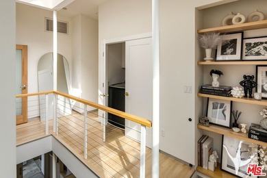Modern Venice living with clean architectural lines and abundant - photo 18