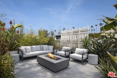 Modern Venice living with clean architectural lines and abundant - photo 20