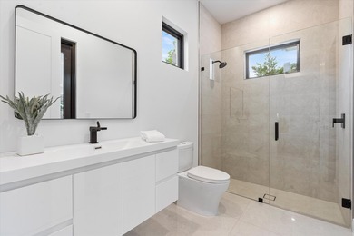 SOPHISTICATED residence with warm neutral palette. Elegant yet - photo 23