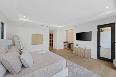 SOPHISTICATED residence with warm neutral palette. Elegant yet - photo 29