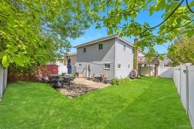 Welcome to 16 E Grove Street in Massapequa - a spacious and - photo 33