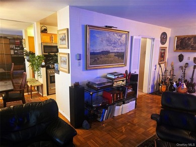 Luxury High Rise Coop Centrally Located .Move in Ready. Hardwood - photo 4