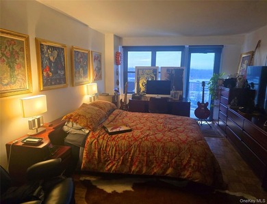 Luxury High Rise Coop Centrally Located .Move in Ready. Hardwood - photo 6