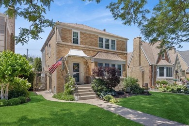 (private lake, pond, creek) Home Active Under Contract in Chicago Illinois