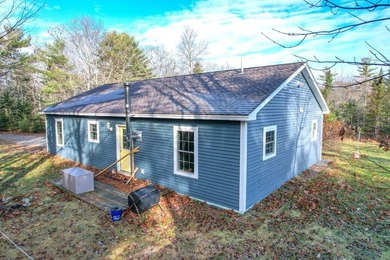 Enjoy privacy and comfort in this inviting 3-bedroom, 2 full - photo 6