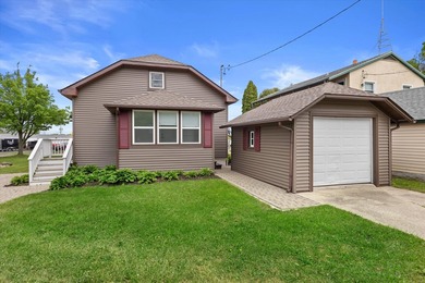 Welcome home to this beautiful Lake Geneva bungalow! Because the - photo 4