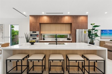 Spacious Luxury Townhome Just Steps from Coconut Grove Nestled - photo 8