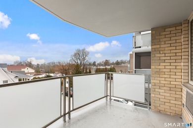 Very spacious 2-bedroom/ 2-full bathroom, 1324 sqft corner unit