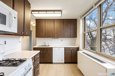 Very spacious 2-bedroom/ 2-full bathroom, 1324 sqft corner unit