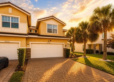 Corner unit, 2-car garage, 3 bedrooms, 2.5 bathrooms. Private - photo 2