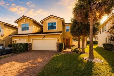 Corner unit, 2-car garage, 3 bedrooms, 2.5 bathrooms. Private - photo 3