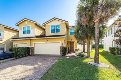 Corner unit, 2-car garage, 3 bedrooms, 2.5 bathrooms. Private - photo 4