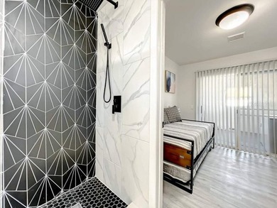 Spacious 6-Bedroom, 3-Bathroom Home with 3 Independent Units - - photo 33