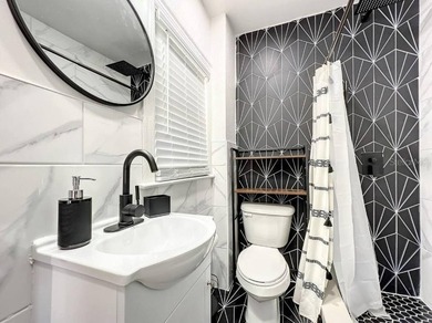 Spacious 6-Bedroom, 3-Bathroom Home with 3 Independent Units - - photo 50