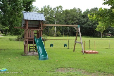 Welcome home to this charming 3 bedroom, 2 bathroom property - photo 17