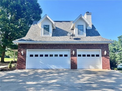 Welcome to your dream home on Piney Bay! This exquisite property - photo 46