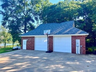 Welcome to your dream home on Piney Bay! This exquisite property - photo 48