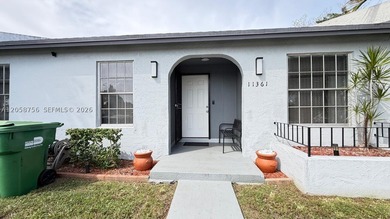 Turn-key perfection! Beautifully updated townhouse offering a - photo 3