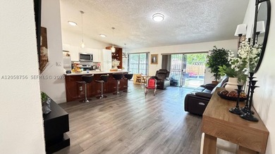 Turn-key perfection! Beautifully updated townhouse offering a - photo 4