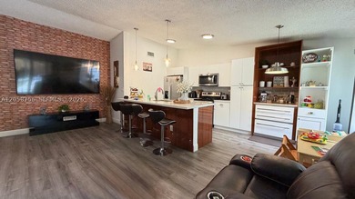 Turn-key perfection! Beautifully updated townhouse offering a - photo 6