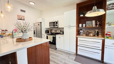 Turn-key perfection! Beautifully updated townhouse offering a - photo 8
